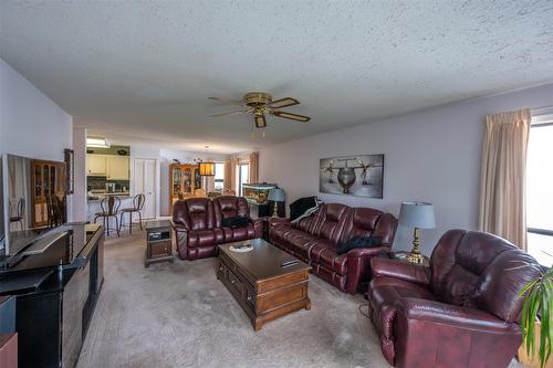 302-187 Warren Avenue, Penticton, BC - Indoor Photo Showing Living Room