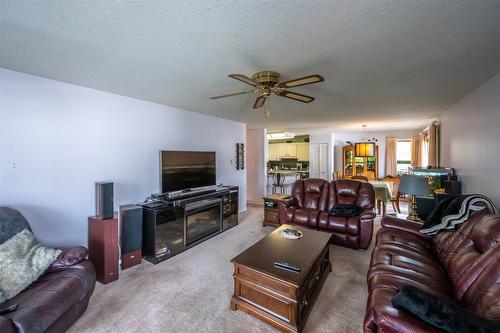 302-187 Warren Avenue, Penticton, BC - Indoor Photo Showing Living Room