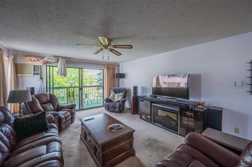 302-187 Warren Avenue, Penticton, BC - Indoor Photo Showing Living Room