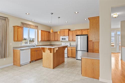 1094 Aubrey Road, West Kelowna, BC - Indoor Photo Showing Kitchen