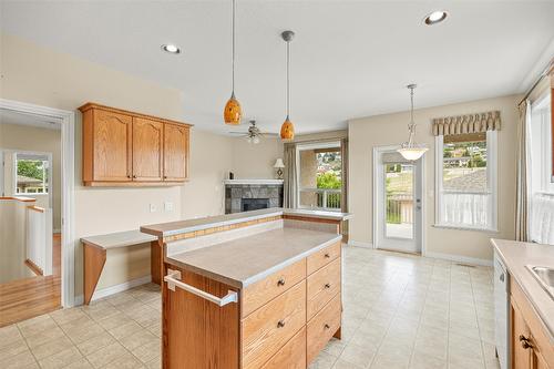 1094 Aubrey Road, West Kelowna, BC - Indoor Photo Showing Kitchen