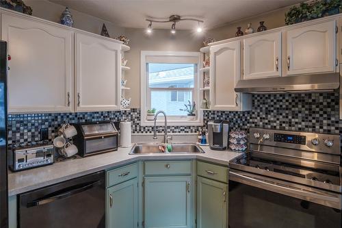 205-62 Dauphin Avenue, Penticton, BC - Indoor Photo Showing Kitchen With Double Sink