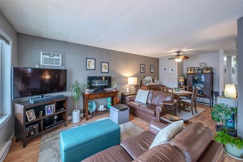 205-62 Dauphin Avenue, Penticton, BC - Indoor Photo Showing Living Room