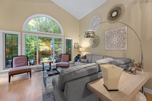 12-3775 Springbrook Road, Kelowna, BC - Indoor Photo Showing Living Room