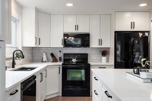 140-2220 Shannon Ridge Drive, West Kelowna, BC - Indoor Photo Showing Kitchen With Double Sink