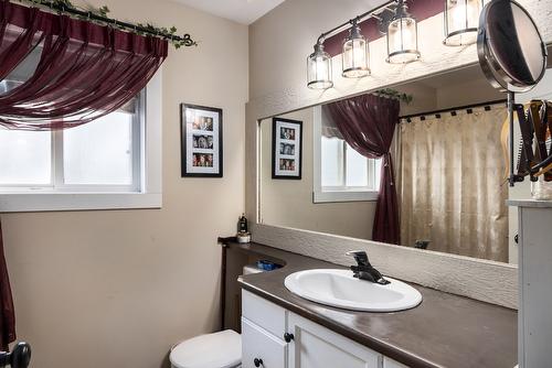 140-2220 Shannon Ridge Drive, West Kelowna, BC - Indoor Photo Showing Bathroom