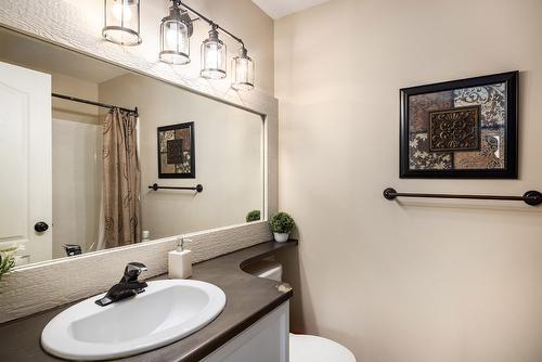 140-2220 Shannon Ridge Drive, West Kelowna, BC - Indoor Photo Showing Bathroom