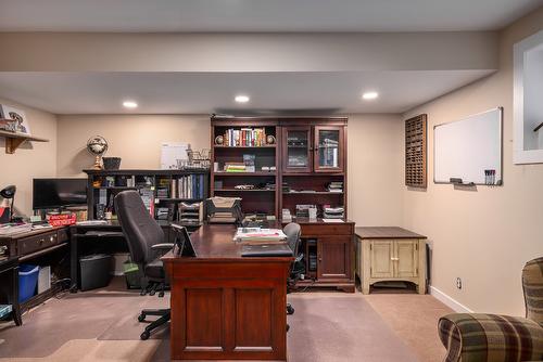 140-2220 Shannon Ridge Drive, West Kelowna, BC - Indoor Photo Showing Office