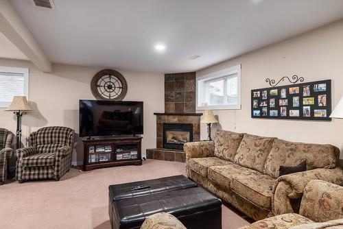 140-2220 Shannon Ridge Drive, West Kelowna, BC - Indoor Photo Showing Living Room With Fireplace