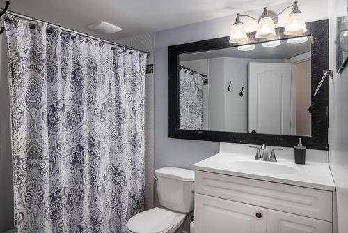 140-2220 Shannon Ridge Drive, West Kelowna, BC - Indoor Photo Showing Bathroom