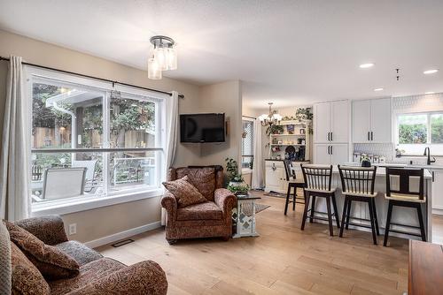 140-2220 Shannon Ridge Drive, West Kelowna, BC - Indoor Photo Showing Living Room