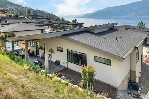 3605 Boxwood Road, Kelowna, BC - Indoor Photo Showing Living Room With Fireplace