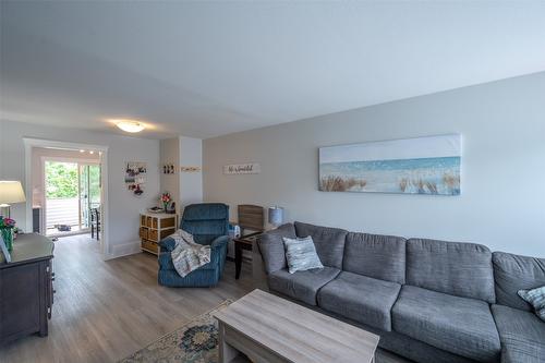 146-3153 Paris Street, Penticton, BC - Indoor Photo Showing Living Room