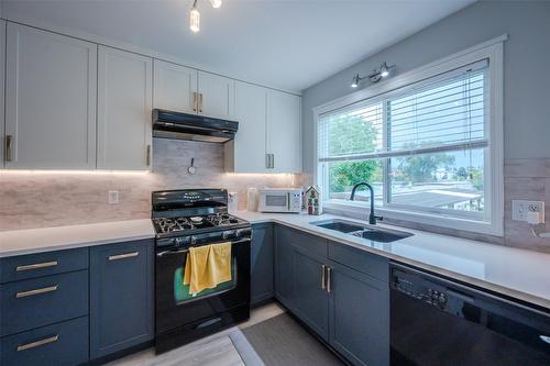 146-3153 Paris Street, Penticton, BC - Indoor Photo Showing Kitchen With Double Sink