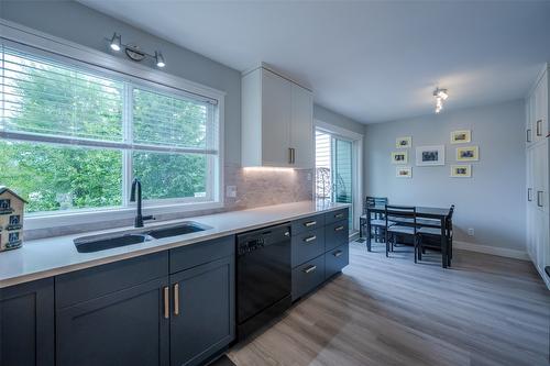 146-3153 Paris Street, Penticton, BC - Indoor Photo Showing Kitchen With Double Sink