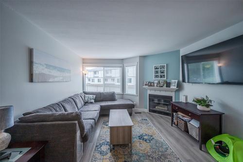 146-3153 Paris Street, Penticton, BC - Indoor Photo Showing Living Room With Fireplace