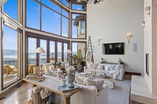 1113 Parkbluff Lane, Kelowna, BC - Indoor Photo Showing Living Room