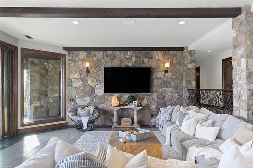 1113 Parkbluff Lane, Kelowna, BC - Indoor Photo Showing Living Room With Fireplace