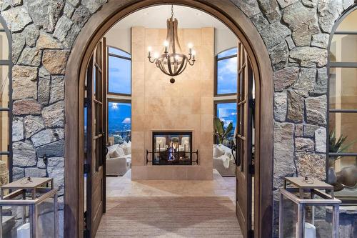 1113 Parkbluff Lane, Kelowna, BC - Indoor With Fireplace