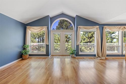 800 Westpoint Drive, Kelowna, BC - Indoor Photo Showing Living Room