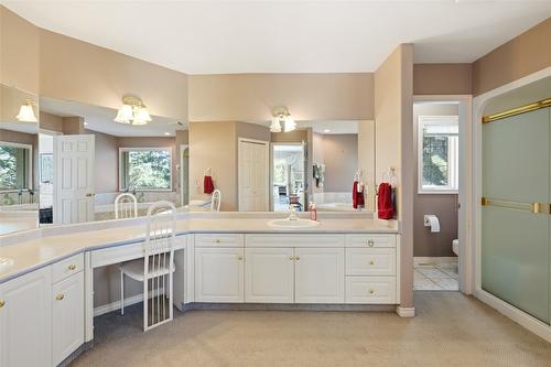 800 Westpoint Drive, Kelowna, BC - Indoor Photo Showing Bathroom