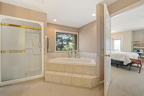 800 Westpoint Drive, Kelowna, BC - Indoor Photo Showing Bathroom