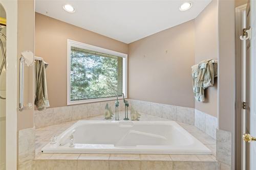 800 Westpoint Drive, Kelowna, BC - Indoor Photo Showing Bathroom