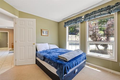 800 Westpoint Drive, Kelowna, BC - Indoor Photo Showing Bedroom