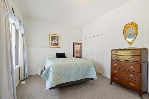 800 Westpoint Drive, Kelowna, BC - Indoor Photo Showing Bedroom