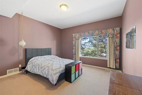 800 Westpoint Drive, Kelowna, BC - Indoor Photo Showing Bedroom