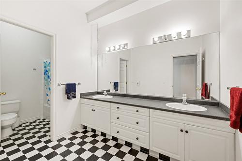 800 Westpoint Drive, Kelowna, BC - Indoor Photo Showing Bathroom