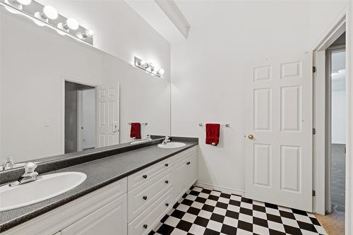 800 Westpoint Drive, Kelowna, BC - Indoor Photo Showing Bathroom