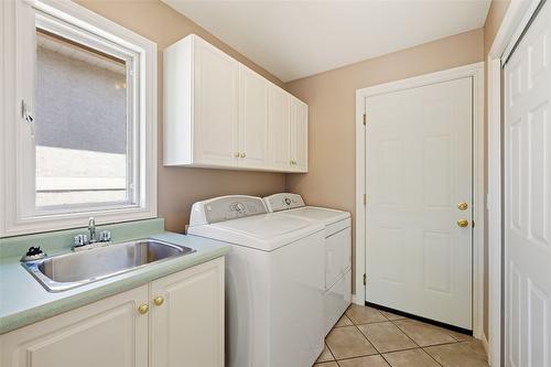 800 Westpoint Drive, Kelowna, BC - Indoor Photo Showing Laundry Room