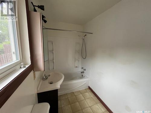 633 20Th Street E, Prince Albert, SK - Indoor Photo Showing Bathroom