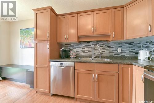 54 3101 Tregarva Drive E, Regina, SK - Indoor Photo Showing Kitchen With Double Sink