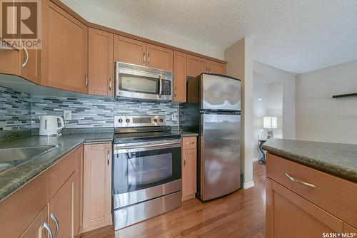 54 3101 Tregarva Drive E, Regina, SK - Indoor Photo Showing Kitchen With Stainless Steel Kitchen