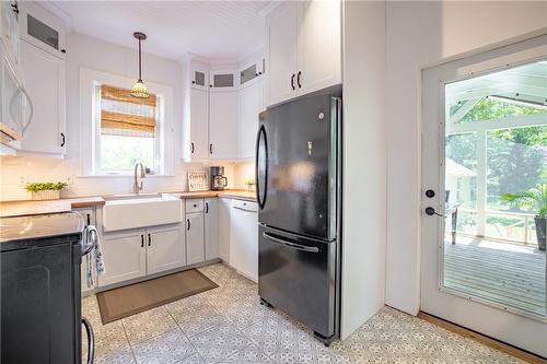 8269 Willoughby Drive, Niagara Falls, ON - Indoor Photo Showing Kitchen