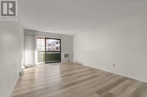 1056 Bernard Avenue Unit# 205, Kelowna, BC - Indoor Photo Showing Living Room