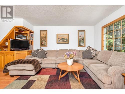 6775 L&A Road, Vernon, BC - Indoor Photo Showing Living Room