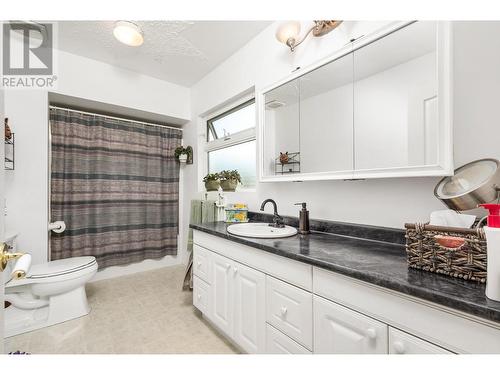 6775 L&A Road, Vernon, BC - Indoor Photo Showing Bathroom