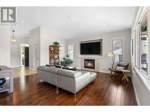 971 Monashee Place Unit# 16, Kelowna, BC - Indoor Photo Showing Living Room With Fireplace