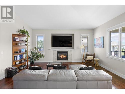 971 Monashee Place Unit# 16, Kelowna, BC - Indoor Photo Showing Living Room With Fireplace