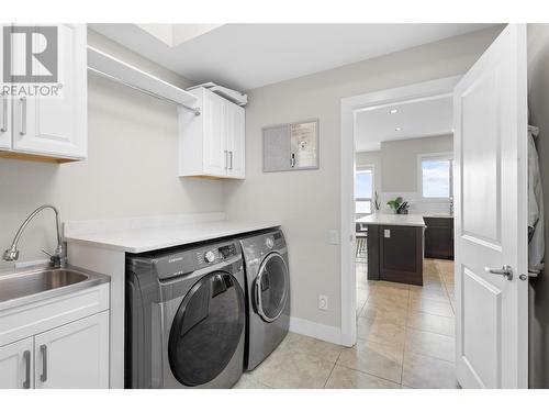 971 Monashee Place Unit# 16, Kelowna, BC - Indoor Photo Showing Laundry Room