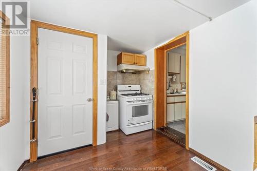 469 Langlois Avenue, Windsor, ON - Indoor Photo Showing Kitchen