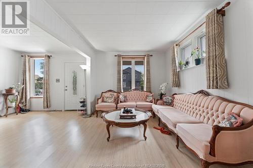 469 Langlois Avenue, Windsor, ON - Indoor Photo Showing Living Room
