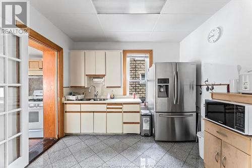 469 Langlois Avenue, Windsor, ON - Indoor Photo Showing Kitchen