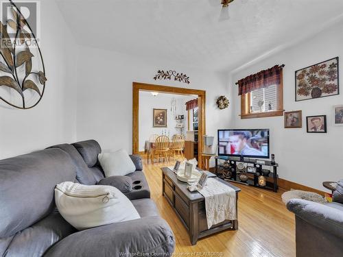 1237 Laurendeau, Windsor, ON - Indoor Photo Showing Living Room