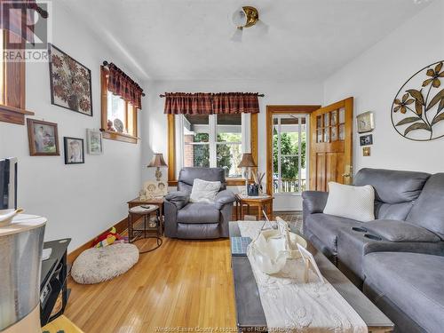 1237 Laurendeau, Windsor, ON - Indoor Photo Showing Living Room