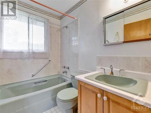 103 Lennox Street S, Richmond, ON - Indoor Photo Showing Bathroom