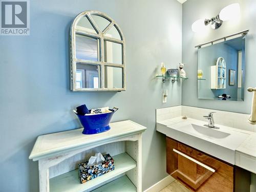 5864 Tulameen Street, Oliver, BC - Indoor Photo Showing Bathroom